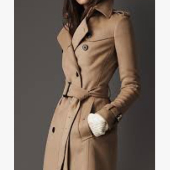 BURBERRY QUEENSBURY BREASTED BELTED COAT.